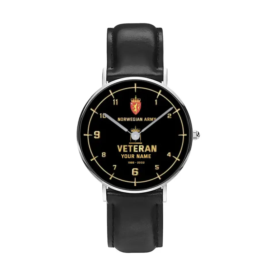 Montre personnalisée en cuir noir avec coutures noires pour soldat/vétéran norvégien avec nom, grade et année - 03052402QA - Version dorée