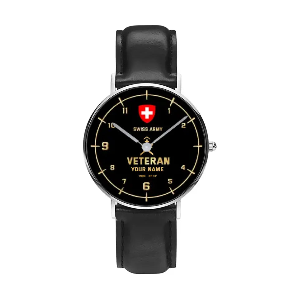 Personalisierte Schweizer Soldat/Veteran mit Namen, Rang und Jahr, schwarze genähte Lederuhr – 03052402QA – goldene Version