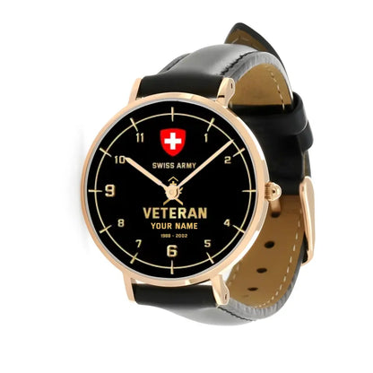 Personalisierte Schweizer Soldat/Veteran mit Namen, Rang und Jahr, schwarze genähte Lederuhr – 03052402QA – goldene Version