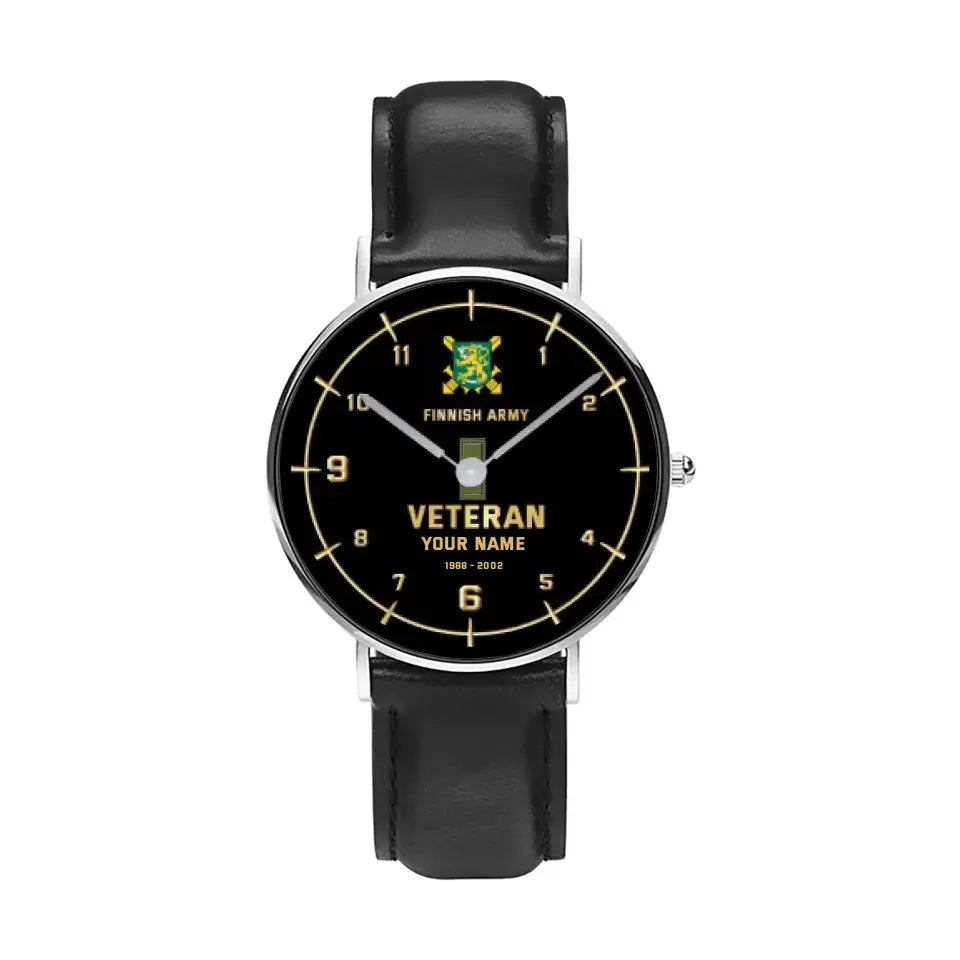 Montre personnalisée en cuir noir avec coutures noires pour soldat/vétéran finlandais avec nom, grade et année - 03052402QA - Version dorée