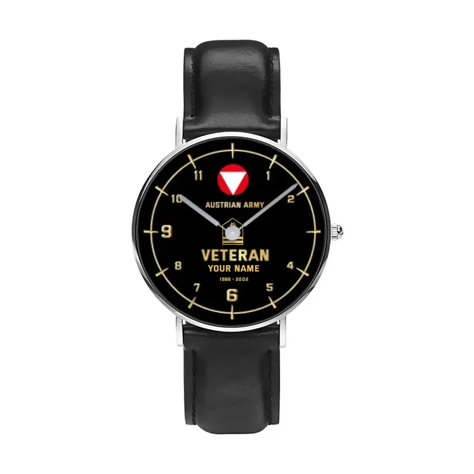 Personalisierte österreichische Soldat/Veteran mit Namen, Rang und Jahr schwarze genähte Lederuhr – 03052402QA – goldene Version