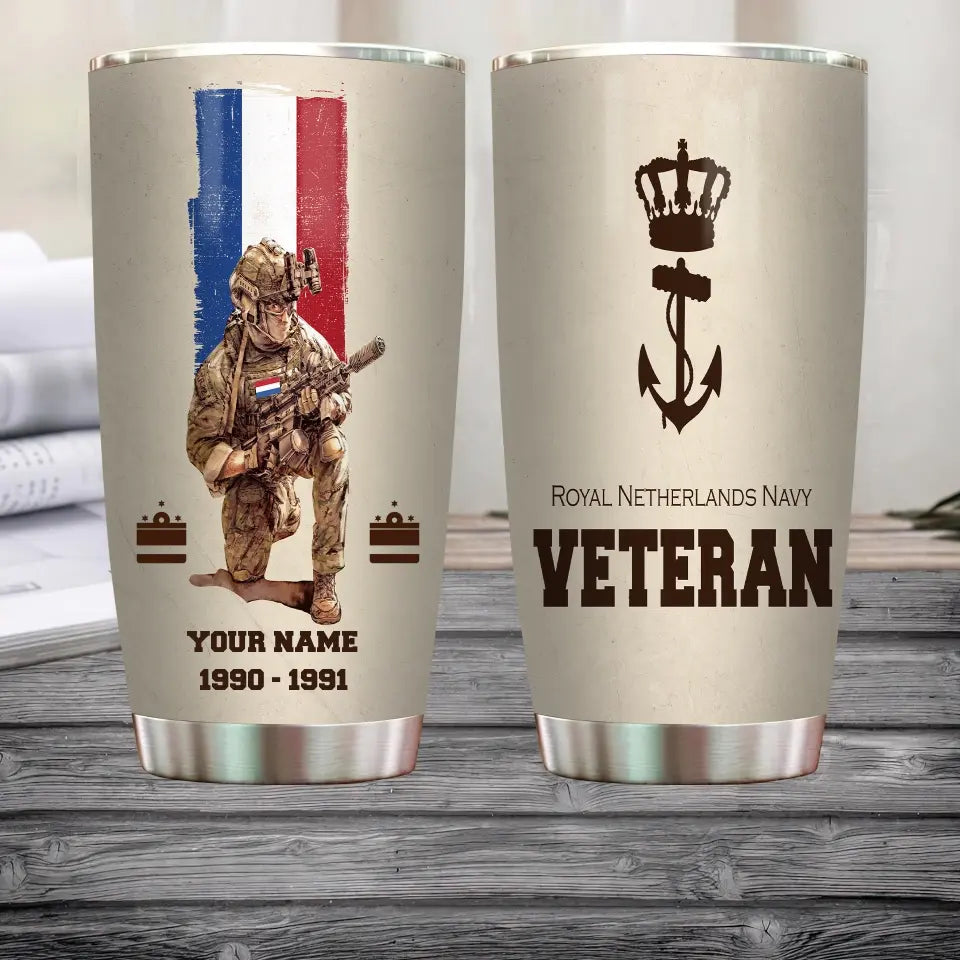 Personalisierter niederländischer Veteran/Soldat mit Rang, Jahr und Namen, Becher – 10062401QA