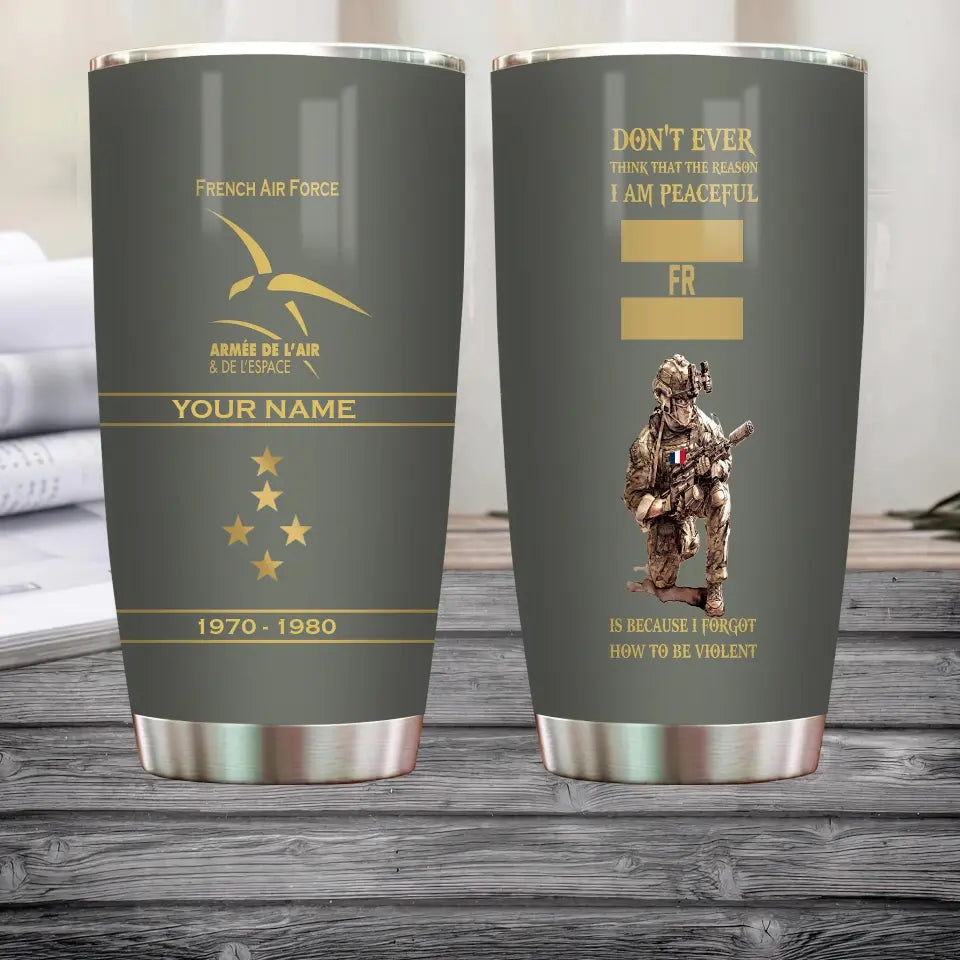 Personalisierter Becher mit Aufschrift "Veteran/Soldat aus Frankreich" mit Rang, Jahr und Namen – 11062401QA