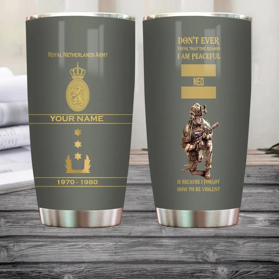 Personalisierter niederländischer Veteran/Soldat mit Rang, Jahr und Namen, Becher – 11062401QA