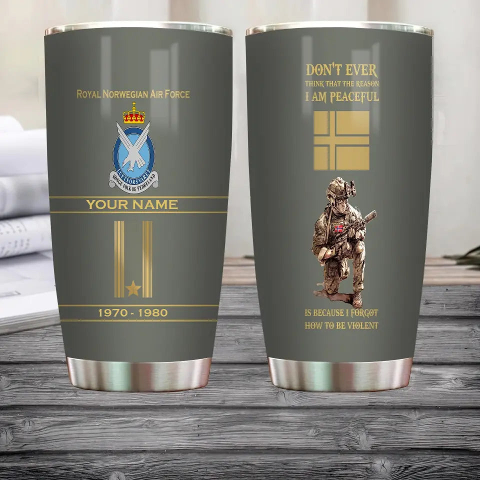 Personalisierter Becher mit Aufschrift „Norwegen-Veteran/Soldat“ mit Rang, Jahr und Namen – 11062401QA