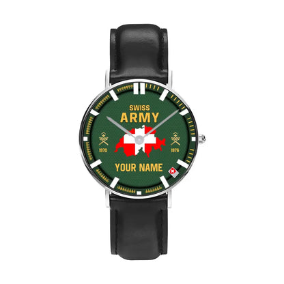 Personalisierte Schweizer Soldat/Veteran mit Namen, Rang und Jahr, schwarze genähte Lederuhr – 17062402QA – goldene Version