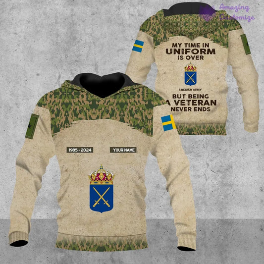 Personalisierter Kapuzenpullover mit Camouflage-Muster für schwedische Soldaten/Veteranen mit Namen, Jahr und Rang, komplett bedruckt – 17200512