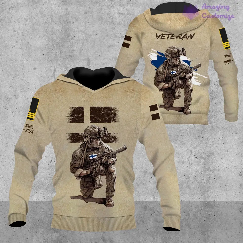 Sweat à capuche personnalisé avec motif camouflage soldat/vétéran finlandais avec nom, année et grade imprimés sur toute la surface - 17229888