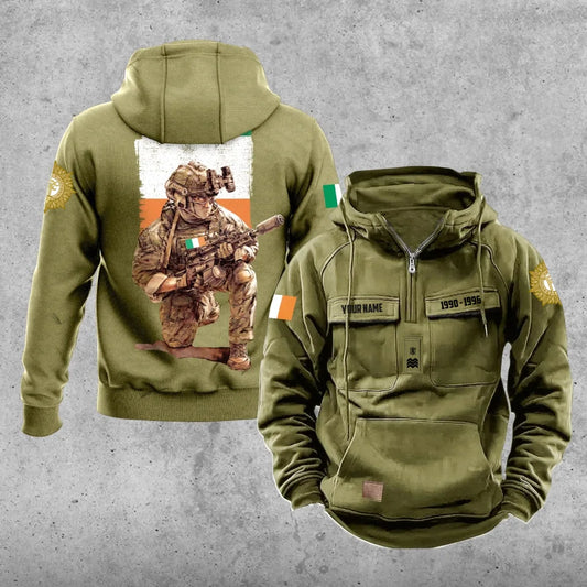 Sweat à capuche vintage personnalisé avec imprimé sur toute la surface du soldat/vétéran irlandais - 27062401QA