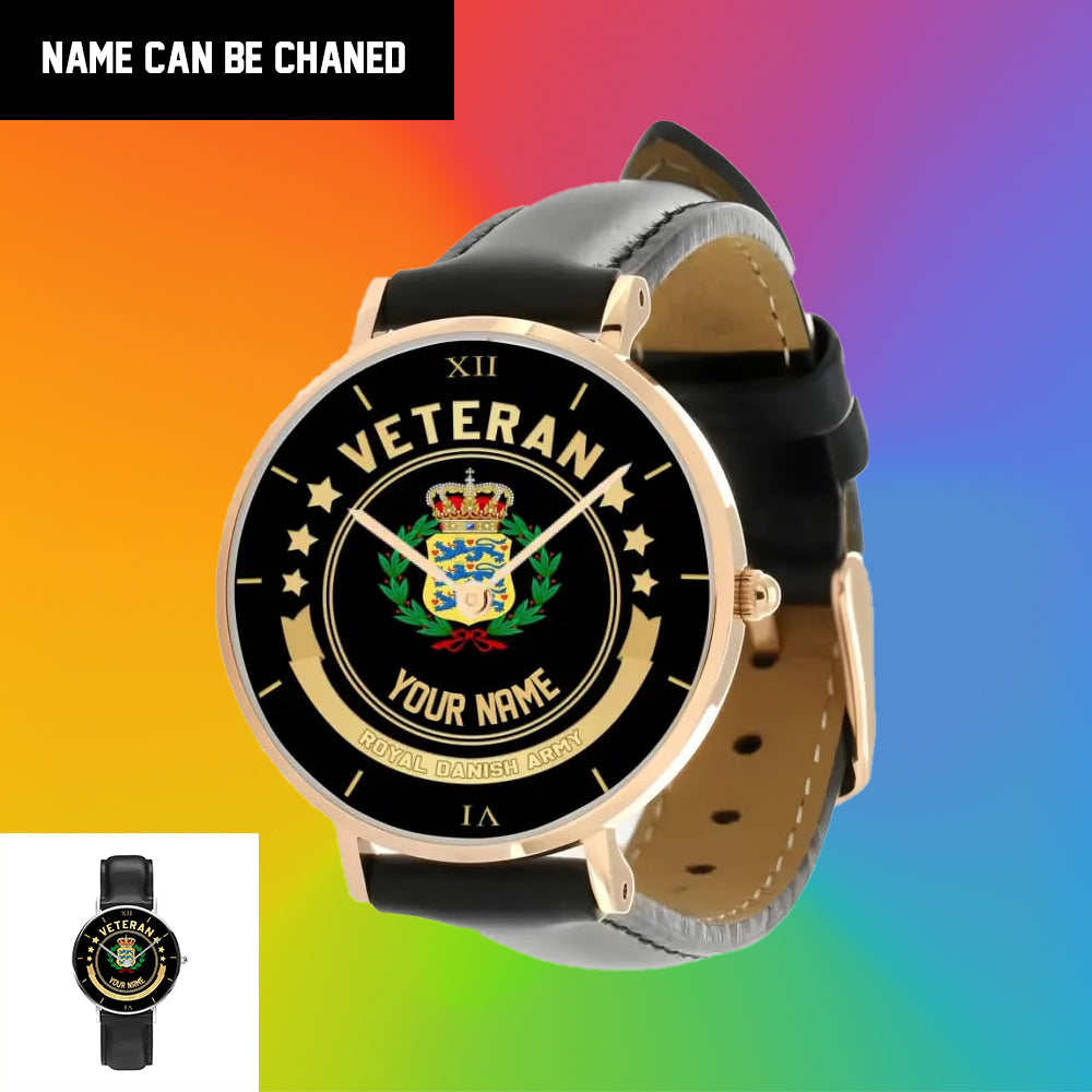 Personalisierte dänische Soldat/Veteran mit Namen, schwarze genähte Lederuhr – 1103240001 – goldene Version