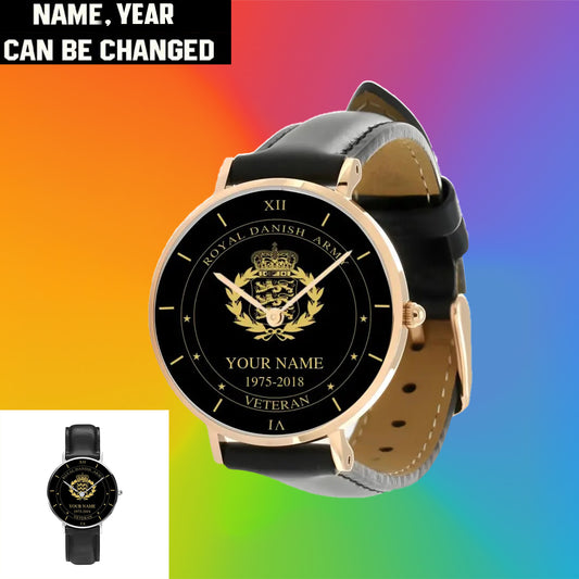 Personalisierte dänische Soldat/Veteran mit Namen und Jahr, schwarze genähte Lederuhr – 1603240001 – goldene Version