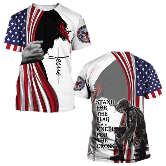 T-shirts « Stand For The Flag » (se tenir debout pour le drapeau), « Kneel For The Cross » (à genoux pour la croix