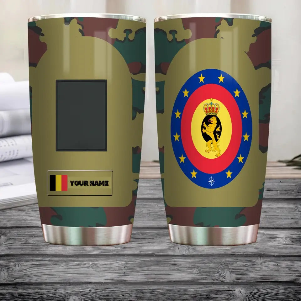 Personalisierter belgischer Veteran/Soldat mit Rang und Namen, Camouflage-Becher, komplett bedruckt – 3004230003