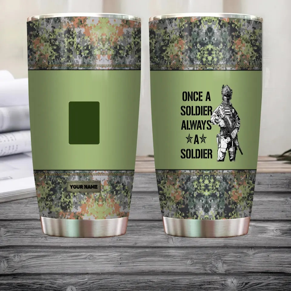 Personalisierter niederländischer Veteran/Soldat mit Rang und Namen, Camouflage-Becher, komplett bedruckt – 0805230004