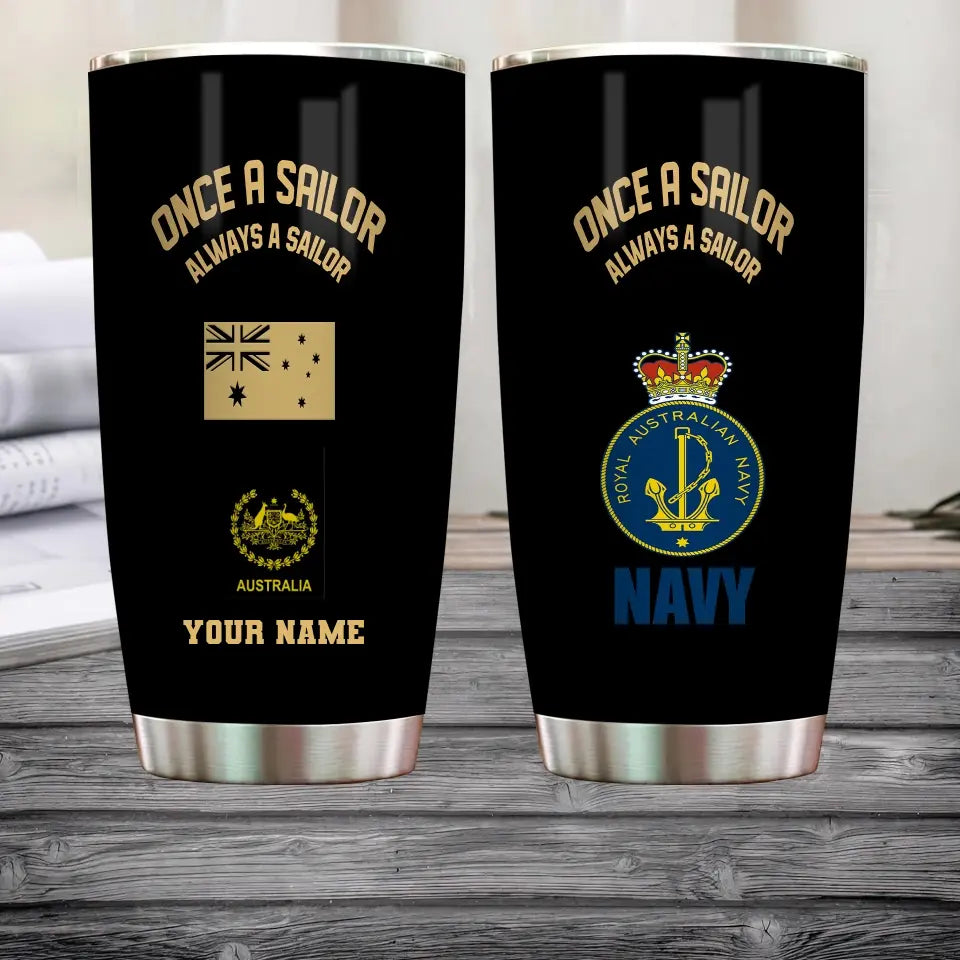 Personalisierter australischer Veteran/Soldat mit Rang und Namen, Camouflage-Becher, goldene Flagge – 0302240007