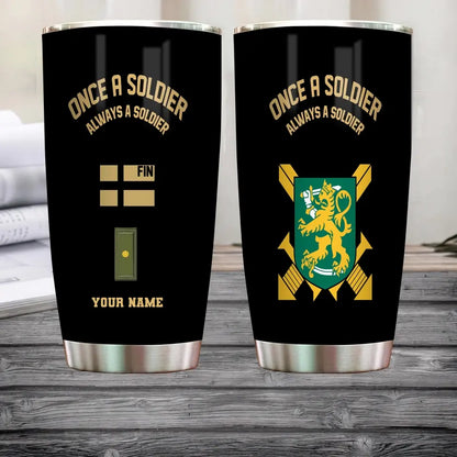 Personalisierter Finnland-Veteran/Soldat mit Rang und Namen, Camouflage-Becher, goldene Flagge – 2607230001