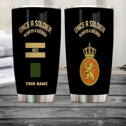 Personalisierter niederländischer Veteran/Soldat mit Rang und Namen, Camouflage-Becher, goldene Flagge – 2607230001