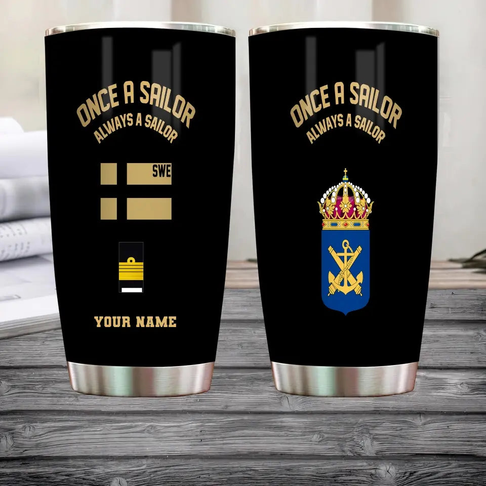 Personalisierter schwedischer Veteran/Soldat mit Rang und Namen, Camouflage-Becher, goldene Flagge – 2607230001