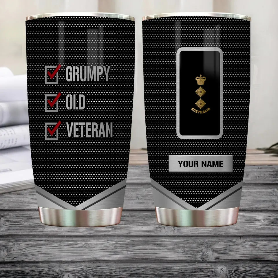 Personalisierter australischer Veteran/Soldat mit Rang und Namen, Camouflage-Becher, komplett bedruckt – Grumpy Old Veteran – 0302240016