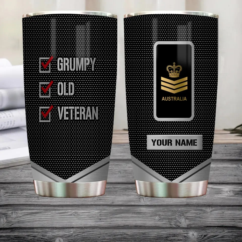 Personalisierter australischer Veteran/Soldat mit Rang und Namen, Camouflage-Becher, komplett bedruckt – Grumpy Old Veteran – 0302240016